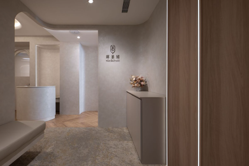 40坪老屋重新定義醫美空間！以柔光與弧形曲線打造安放情緒的療癒美學