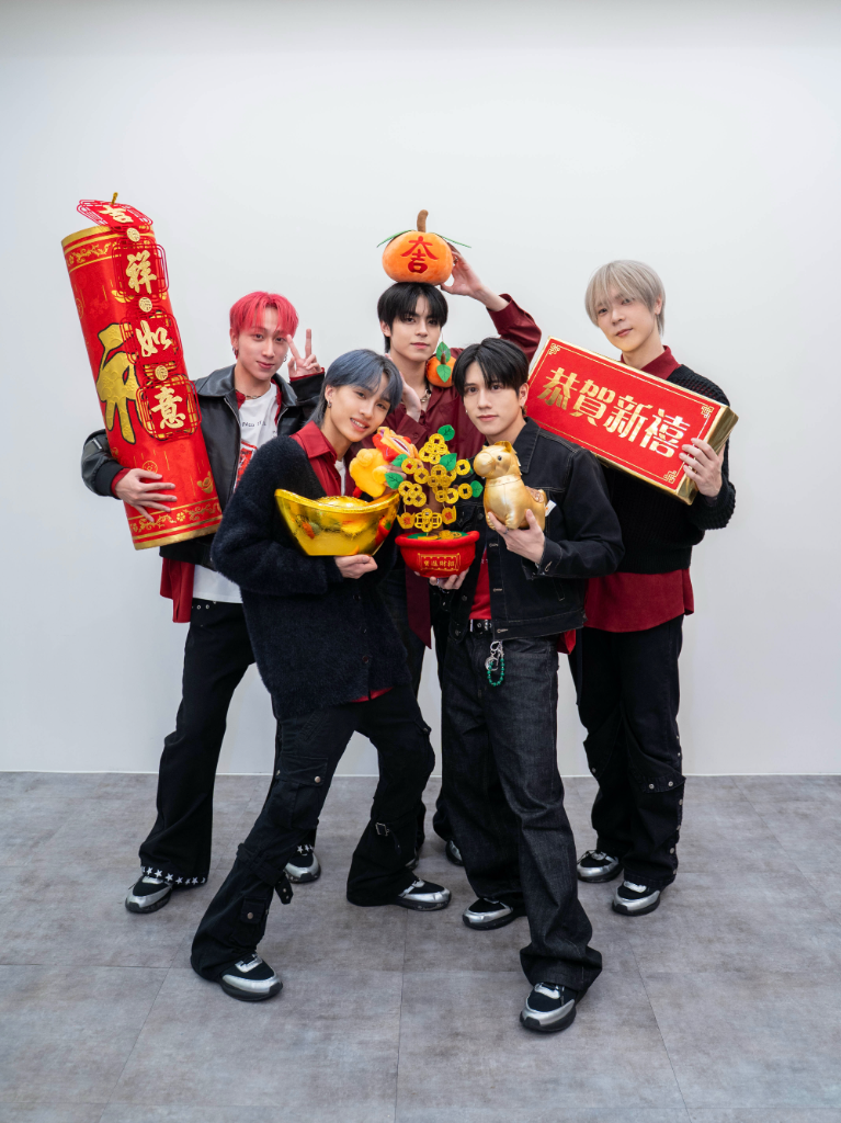 過年開運神菜曝光！Z世代新星男團Ni!KA團員玩刮刮樂　爽抱回12000元