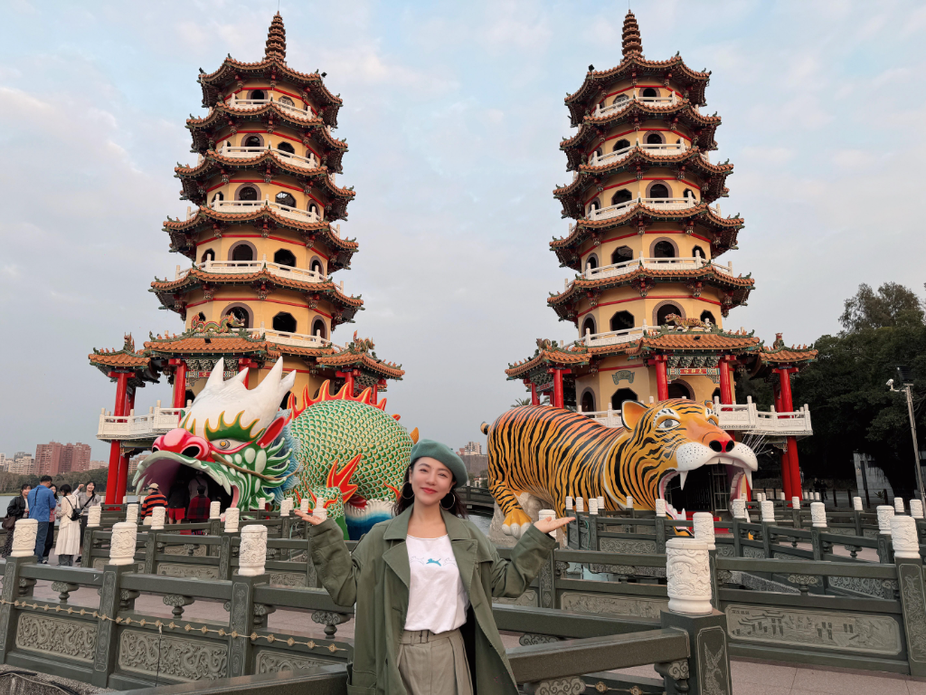 丁噹親帶歌迷搭捷運到高雄巨蛋！現蹤多個港都景點　知名地標「龍虎塔」也入列