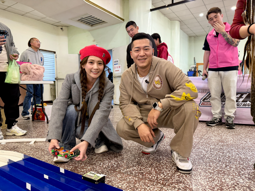 首創「四驅車＋鑽轎底」！萬人擠爆桃園護國宮祈福　港星驚呼台灣好包容