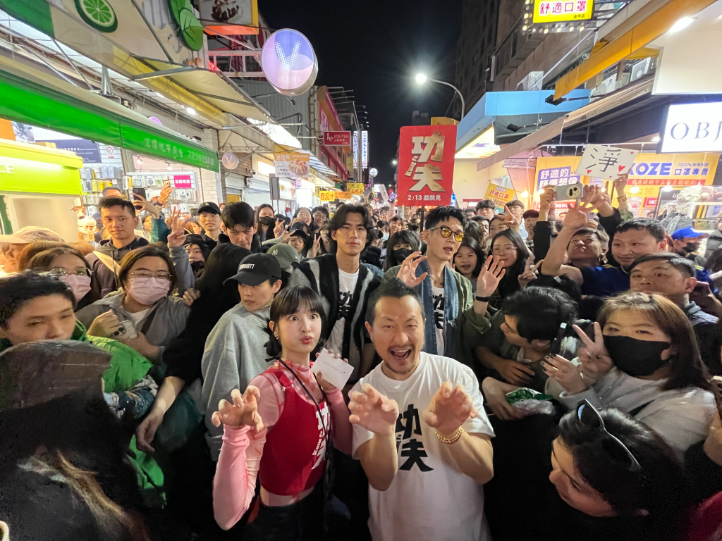 功夫劇組大年初四跑台中！九把刀揪柯震東掃街　一中街被擠爆