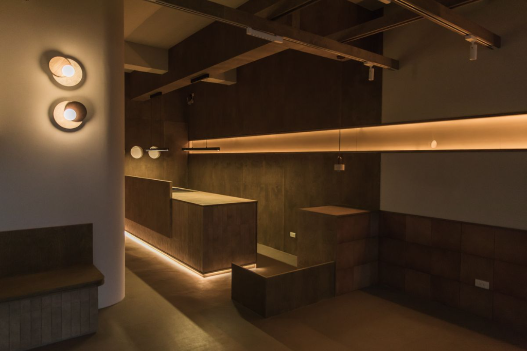 40年老屋翻新融入王家衛電影元素 營造50坪氛圍感滿分的復古咖啡廳