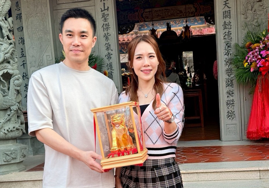 吳申梅大年初四雲林慈善開工！最強護衛老公全程陪伴　 夫妻喜獲金虎爺