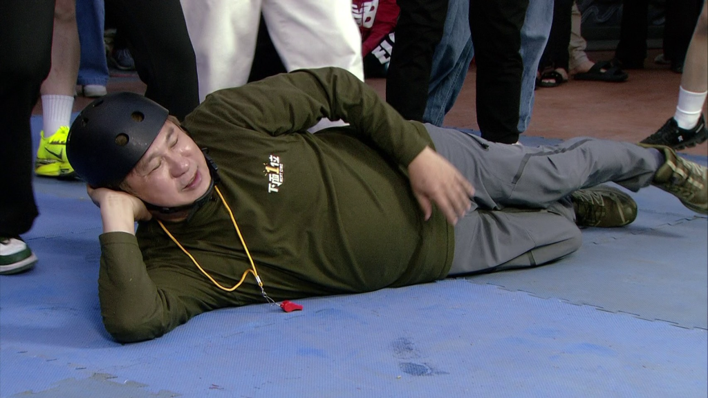 被4位80歲鄉親阿公下戰帖　胡瓜離地一公分就落敗