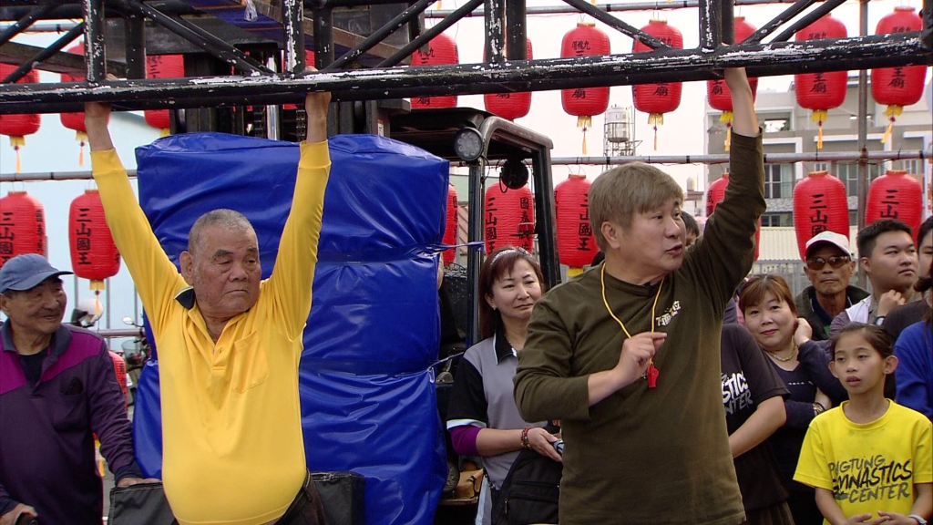 被4位80歲鄉親阿公下戰帖　胡瓜離地一公分就落敗