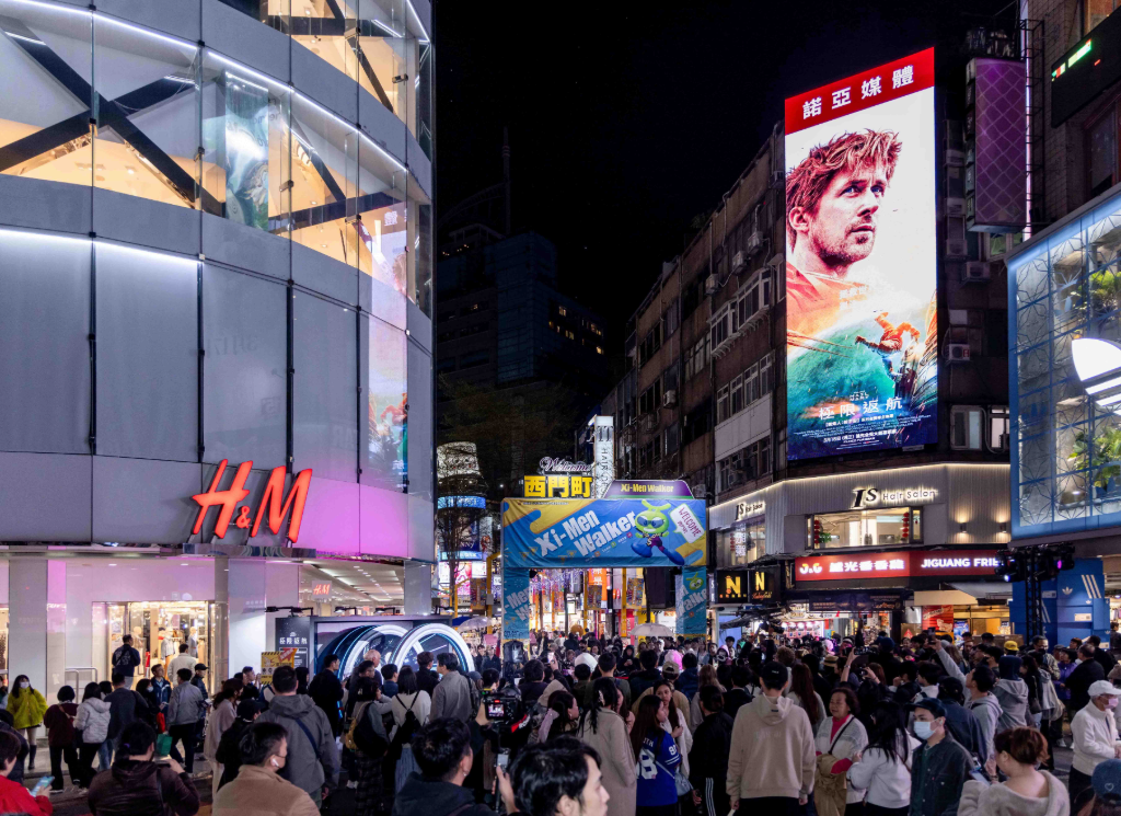 《極限返航》太空艙閃耀啟航！點燈儀式引爆人潮　瘋搶限量太空艙小燈籠