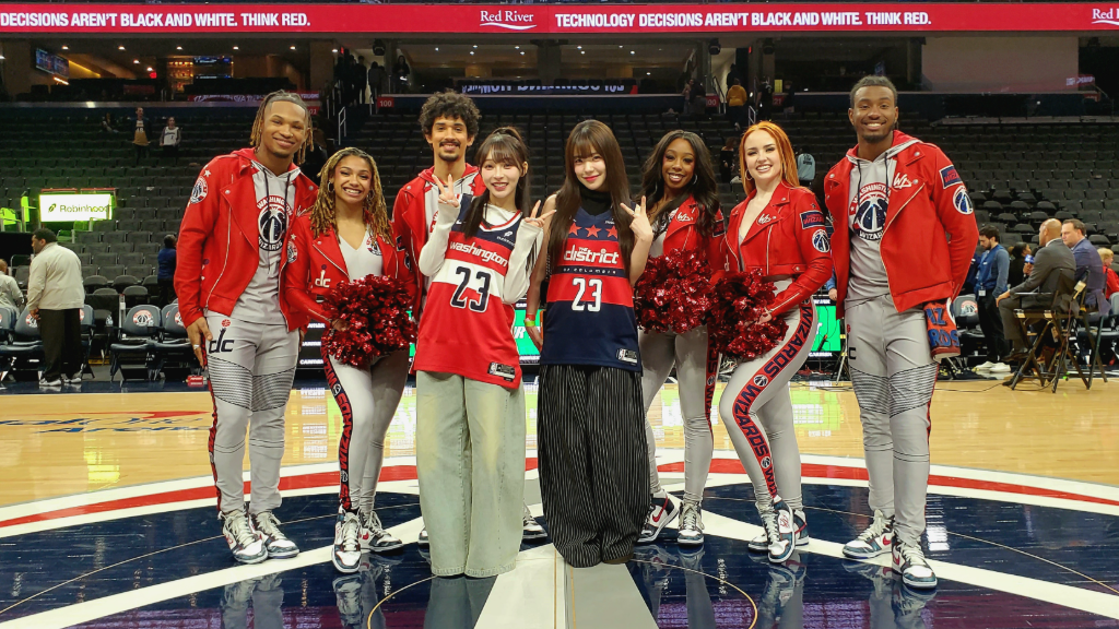 李多慧、林襄現身NBA華盛頓巫師主場！全程互動超暖　觀賽「犯睏萌樣」引熱議