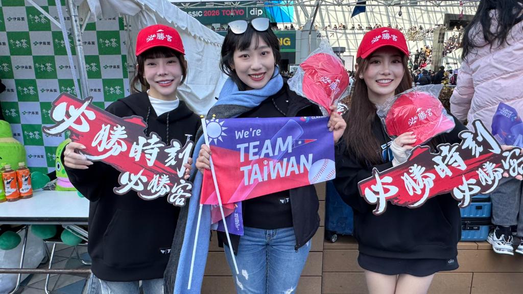 東京巨蛋開賽前先暴動！蔡阿嘎發「必勝宮帽」　苡萱、若潼現身球迷搶翻 