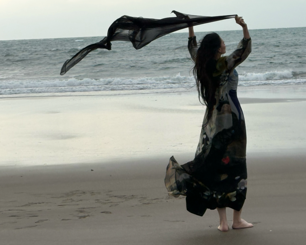 潘越雲馬年開春不藏了！新身分曝光　MV拍攝「單薄薄紗」火辣上陣