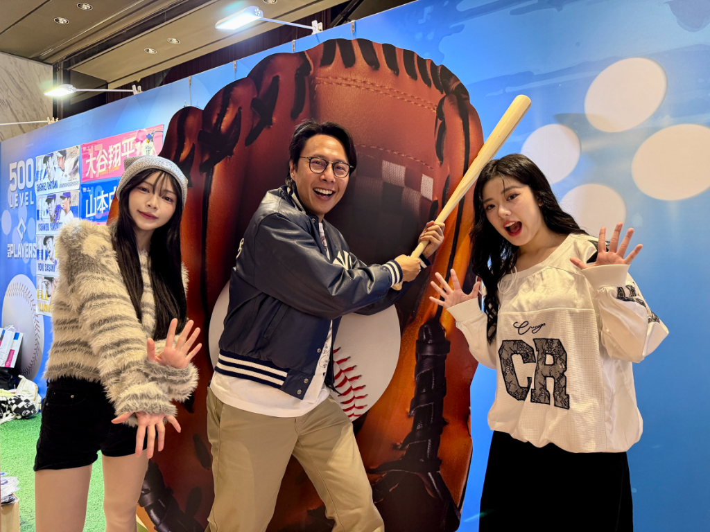 迎接WBC棒球熱潮！「港仔台爸」張啟樂、啦啦隊女神登 MLBPA 快閃店應援