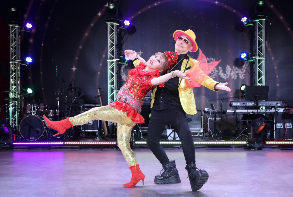 劍湖山《耐斯歌廳秀》笑聲不斷！澎澎搭新歡梅東生逗翻全場　廖峻被虧「另類型男」