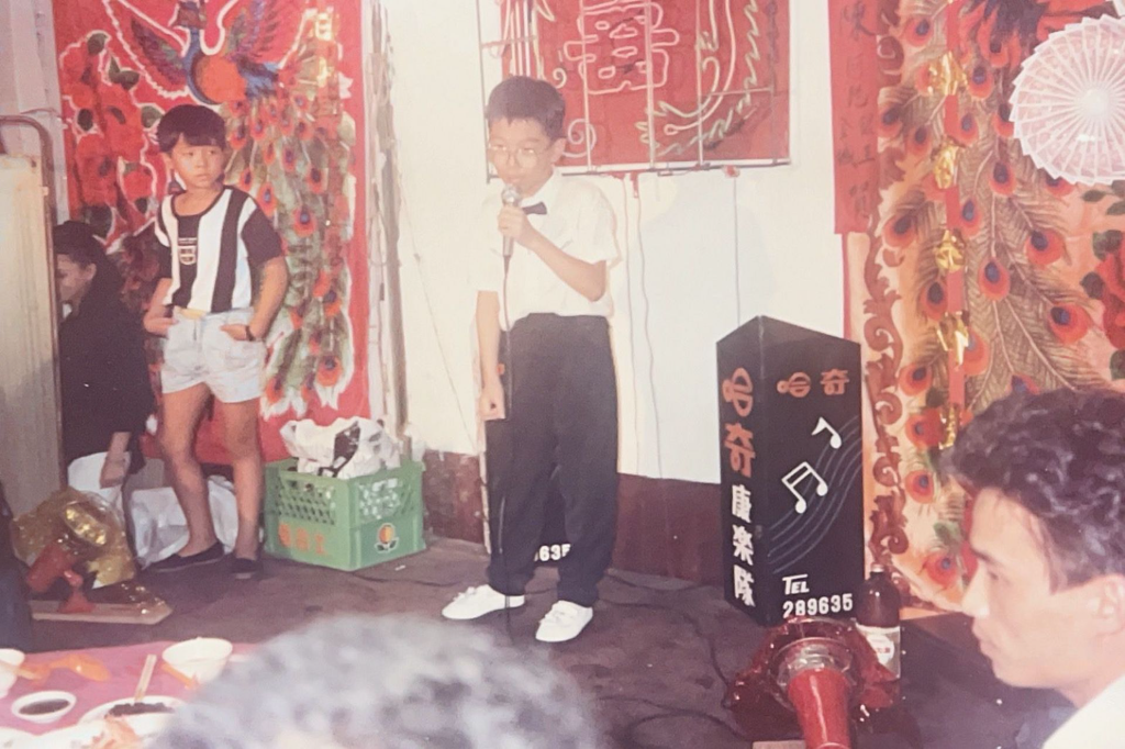 許志豪進演藝圈跟他有關！公開兩人童年照　羅志祥手插口袋超有態度成亮點