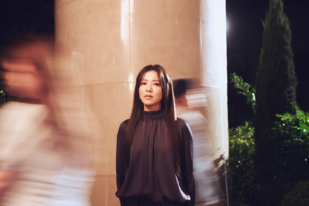 丁噹「夜遊」台北101拍MV！提神妙招竟是涼感眼藥水　能保持清醒