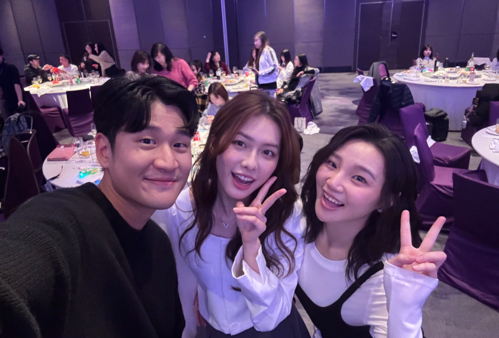 周興哲經紀公司舉辦春酒！豪氣發出「雪片般紅包」　親率同仁猜拳拼獎金