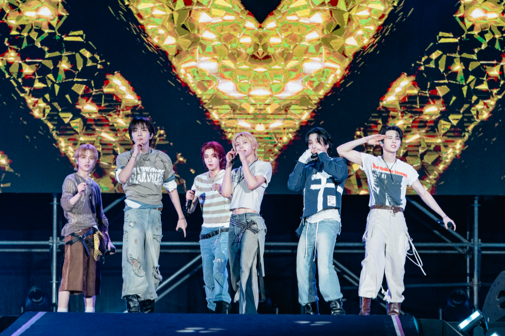 韓男團 BOYNEXTDOOR 高雄櫻花季寵粉！大玩夜市套圈圈　還學台語告白「我甲意你」