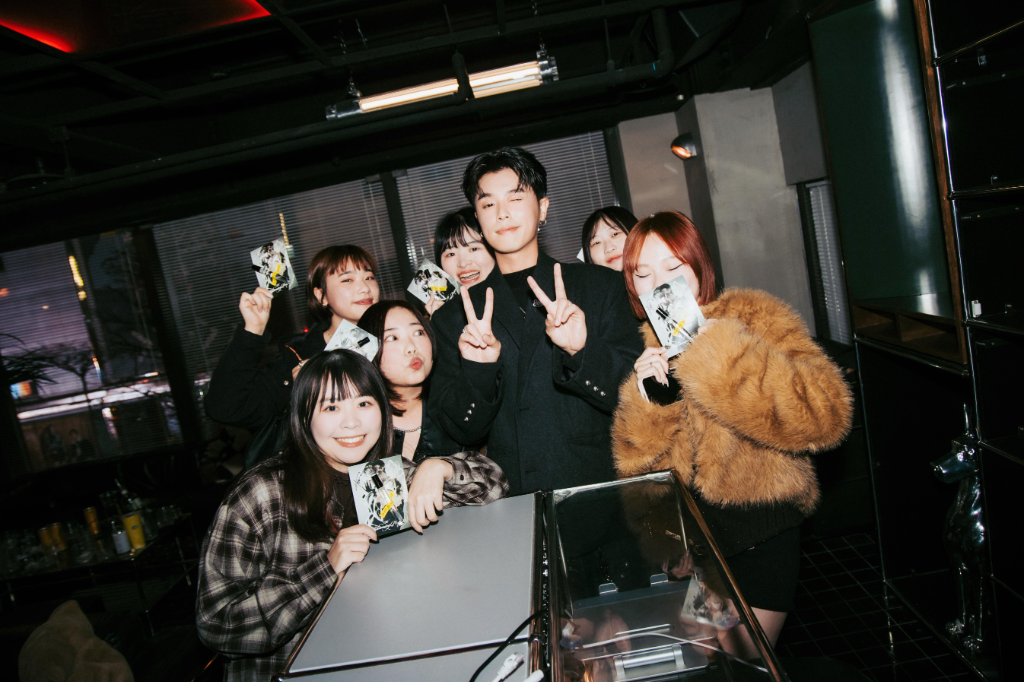 HowZ MV怒砸手機畫面瘋傳！網友歪樓幫手機求情　夏騰宏傳神演出遭背叛痛苦　