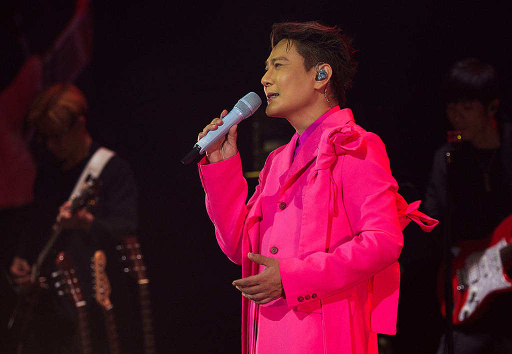 張信哲開唱到「世界最早醒來的地方」！共度白色情人節　張太太衝台前送巧克力