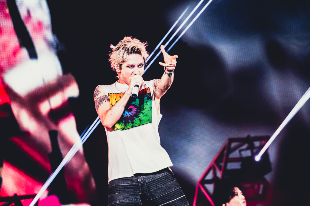 為《戰鬥陀螺 X》演唱片頭曲！「ONE OK ROCK」打造最強演唱會臨場感　大螢幕還原7萬人現場