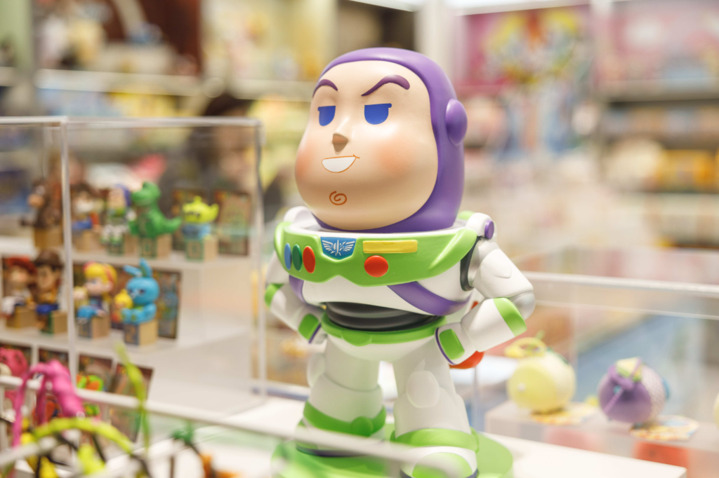IP迷快衝！MINISO台南首店開幕　《玩具總動員》主題登場
