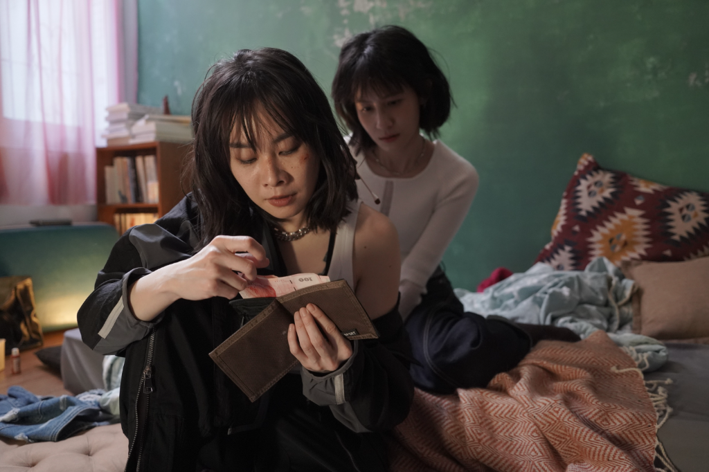 39歲鄭宜農生日吐黑暗告白「有時想傷害朋友」　揪閨蜜連俞涵上演肉搏打架戲