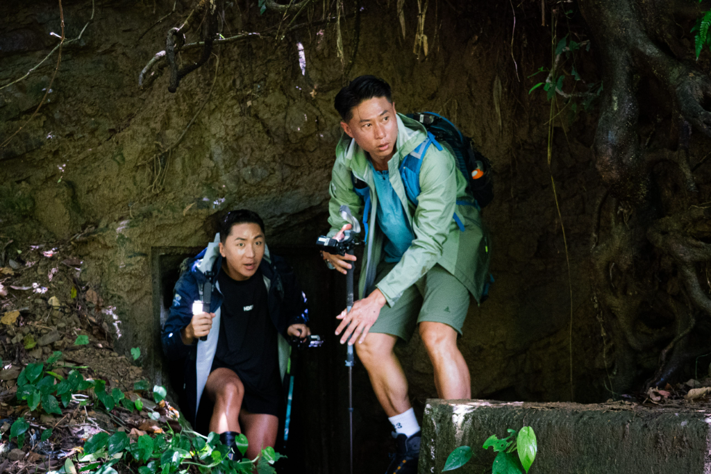 李濬榮鑽山洞壓迫感爆表　肌肉山山「肩膀卡住」崩潰   