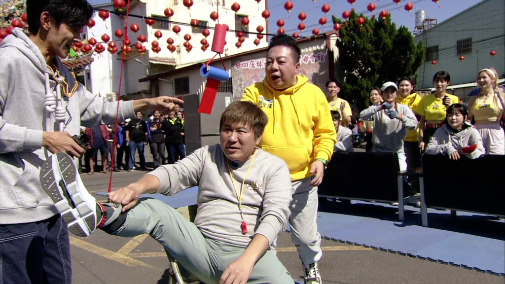 胡瓜挑戰遊戲慘卡關！連啦啦隊女神都沒轍　董至成神救援