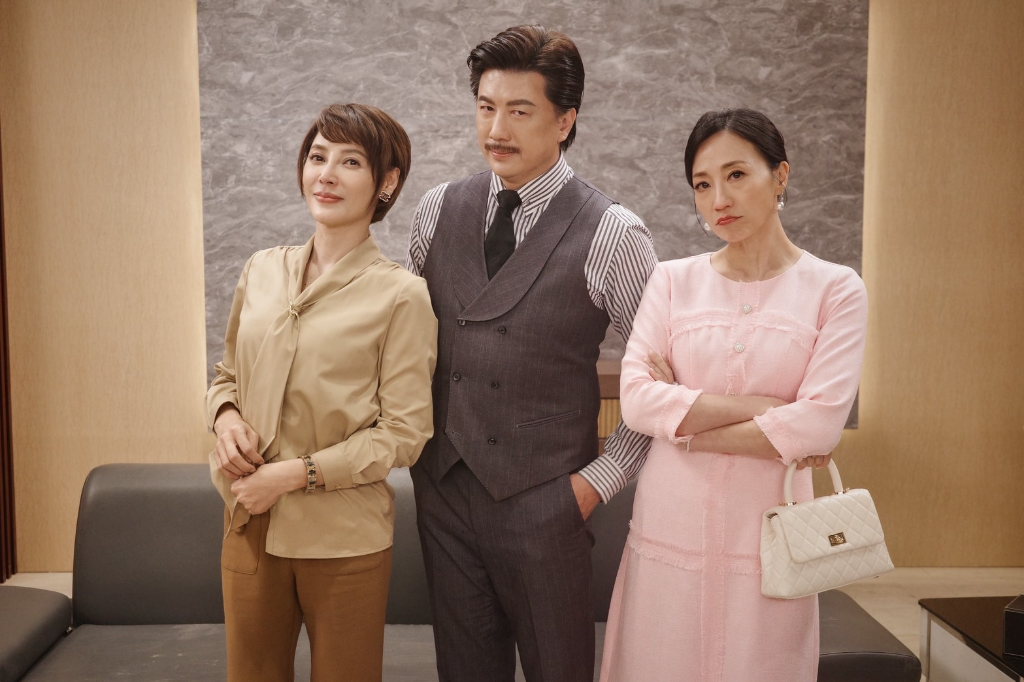 誤會上演親密戲！《豆腐媽媽》浪漫壁咚變沙發激戰　李沛綾襯衫扣子崩開