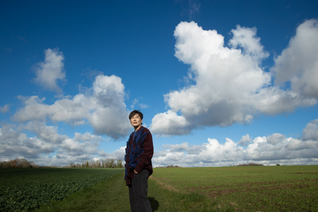 張信哲新歌MV變油畫！走進梵谷最後人生場景拍攝　法國美到封神