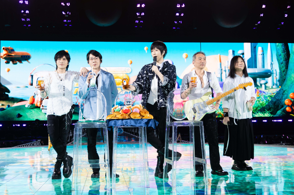 五月天香港開唱嗨慶27年！周杰倫送飲料應援　阿信：喝出太陽味