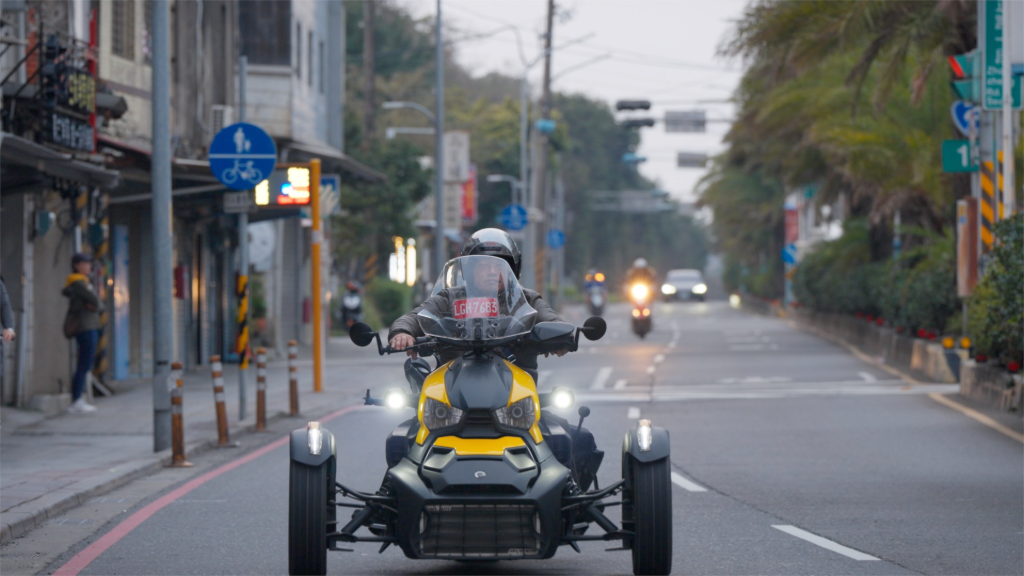 幼時罹患小兒麻痺！身障者挑戰重機考照「花10多年才做到」　30秒上下車成關鍵