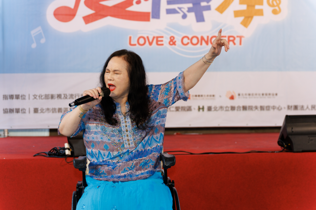 23歲因脊椎手術失敗癱瘓！「月亮歌后」李珮菁用歌聲走出新路：坐輪椅也不認輸
