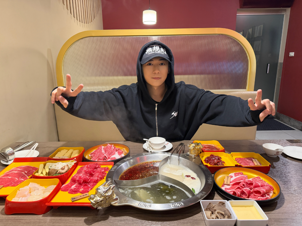 周祖安一退伍就開工！宜蘭車站扛海報宣傳　I人崩潰臉紅害羞