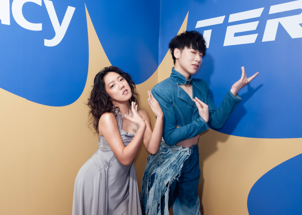 李竺芯合體小賴狂跳「辣辣舞」引暴動　與媽媽同台自介是「金主 AKA 阿母」