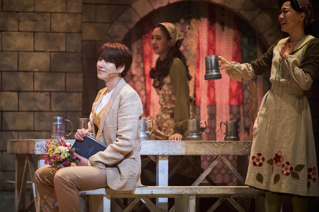 韓流音樂神劇降臨！SJ圭賢出道 20 週年化身「最癡情維特」　限量花香特典必收