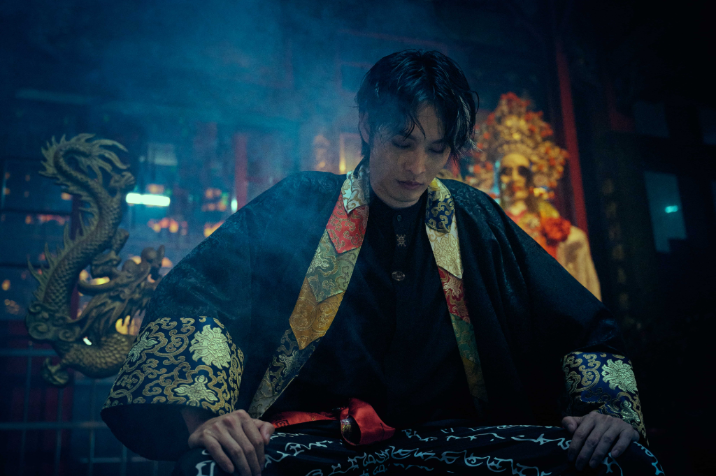 驅魔也要很時尚！曹佑寧白髮戰袍致敬山本耀司　打造最帥中二乩身