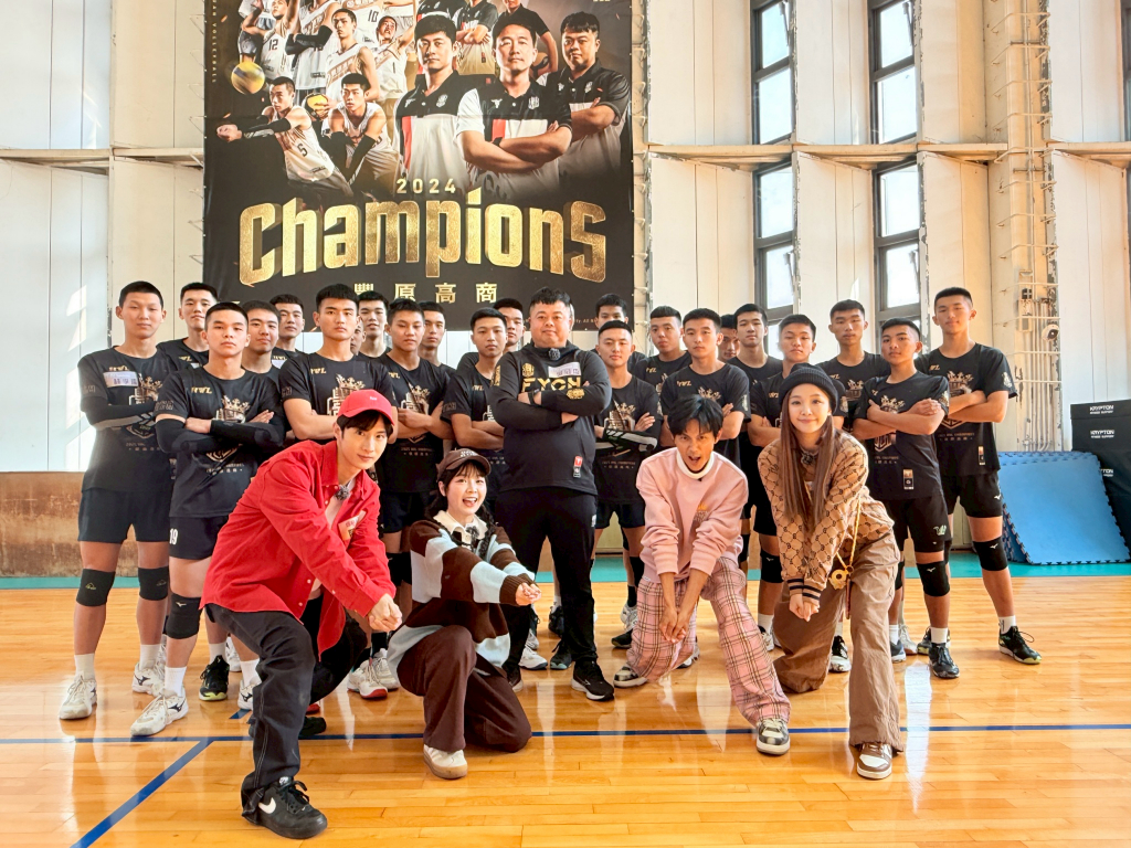 擁「十三冠王」豐商排球隊實力嚇壞眾人　假人「發財哥」被殺球擊倒還斷手