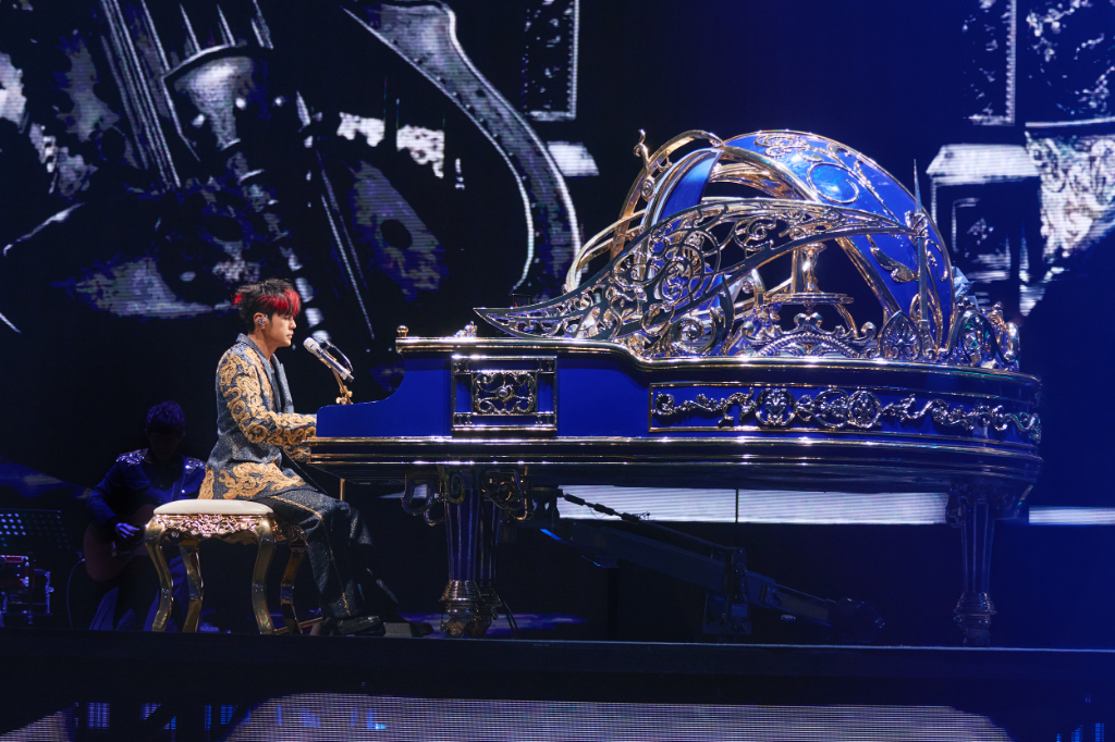 周杰倫5萬人煙花盛宴！耗資破5億　GD、Jennie同款設計師操刀造型