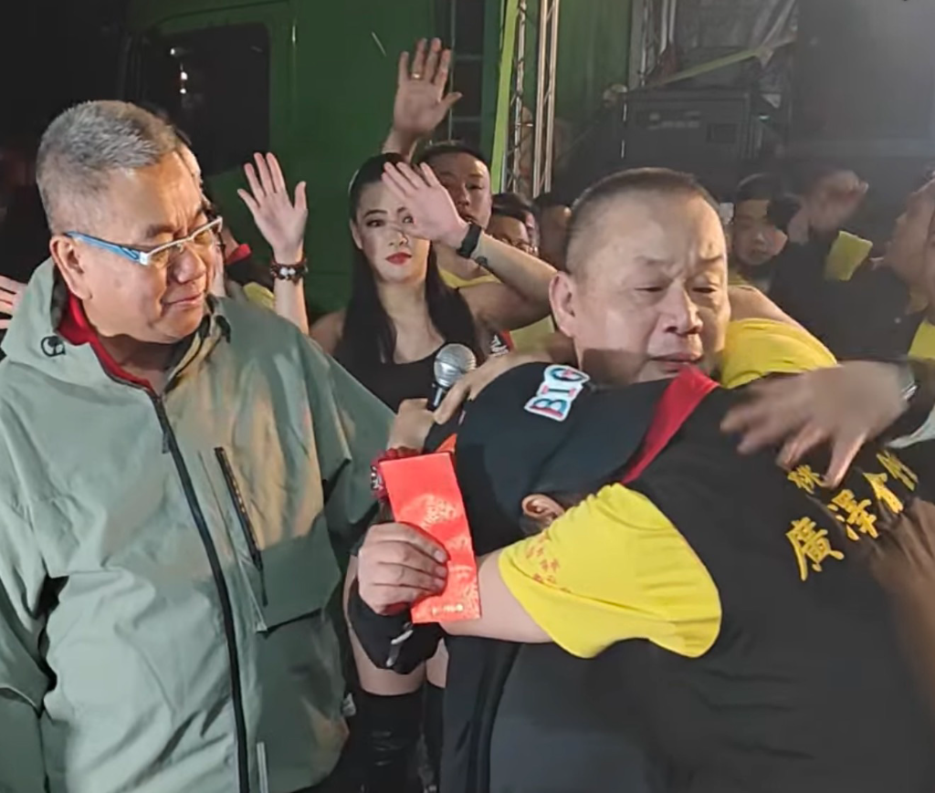 賴銘偉辦信仰生活節！102位真人扮仙炸翻大溪　為父祝壽哭爆全場