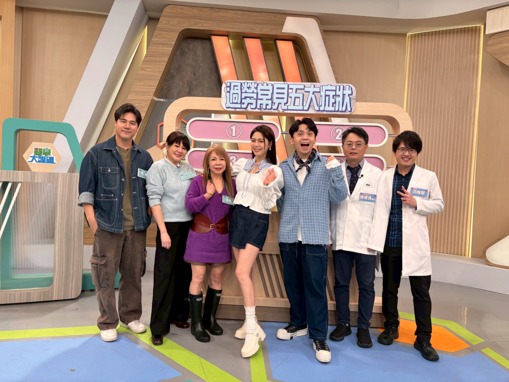 男星膝蓋長滿紅疹查不出原因！醫警告：過勞恐致情緒失控、免疫失調