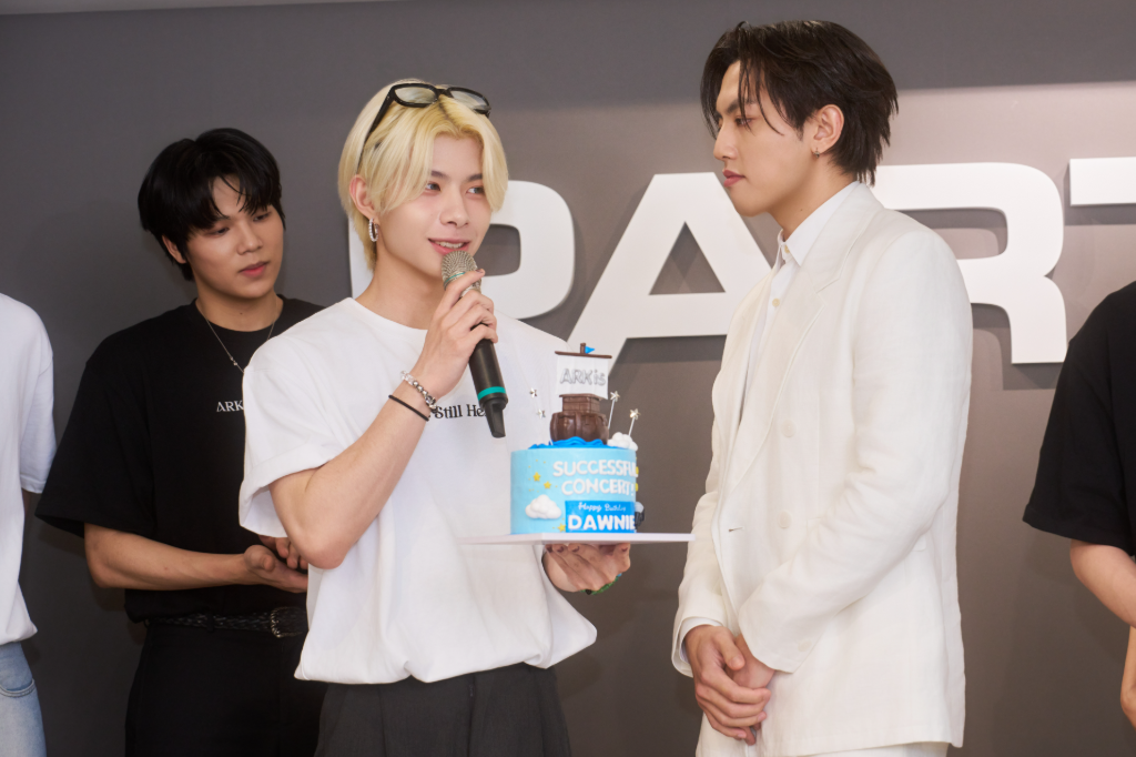 ARKis倒數開唱爆爭執揭真相　李東翰「下跪求過關」全場笑翻