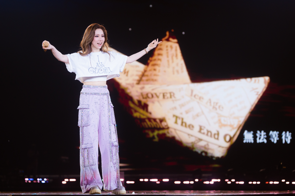 鄧紫棋攻蛋封王！4場完售吸15萬人　寫首位港星紀錄