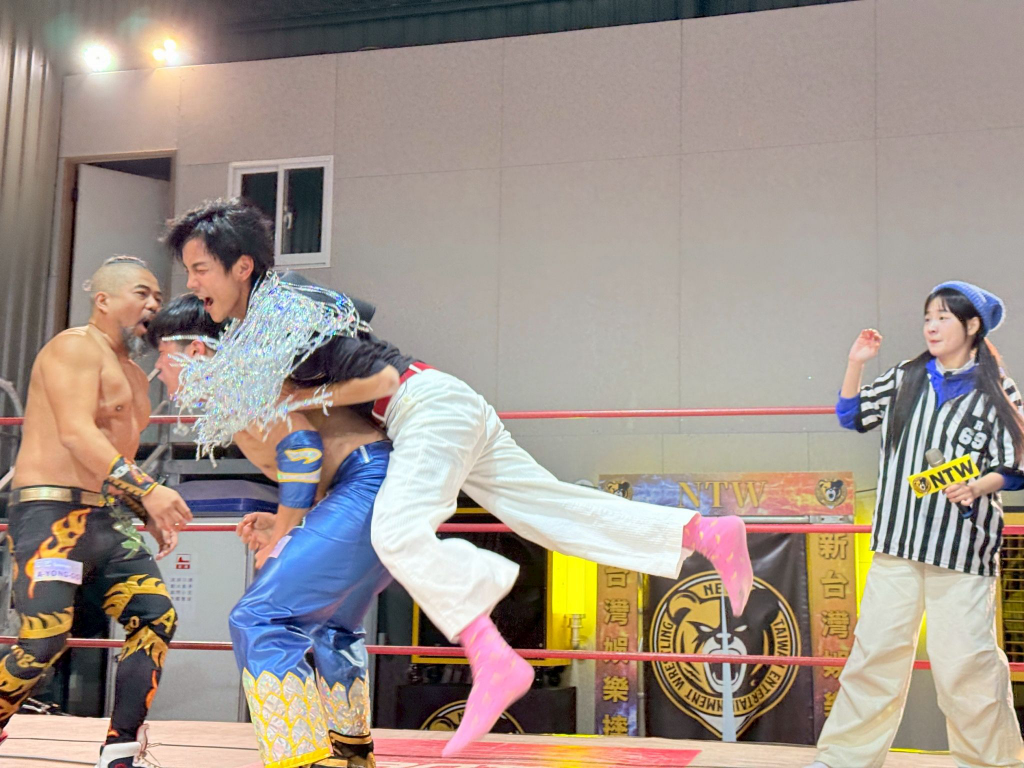 《綜藝新時代》桃園兒童美術館開場！阿翔隔空告白3子女　下秒被360度摔飛全場驚呼