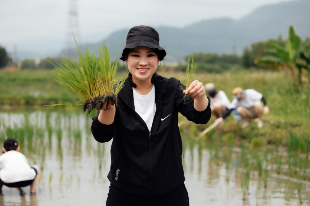 來台插秧初體驗！鄭智善喊想帶員工一起下田　秀廚藝做韓式飯捲