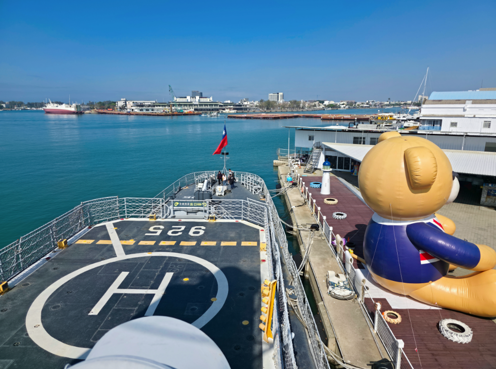 台南景點｜2026台南海線新亮點！　泰迪熊登陸德陽艦，六米巨柴佔領七股鹽山