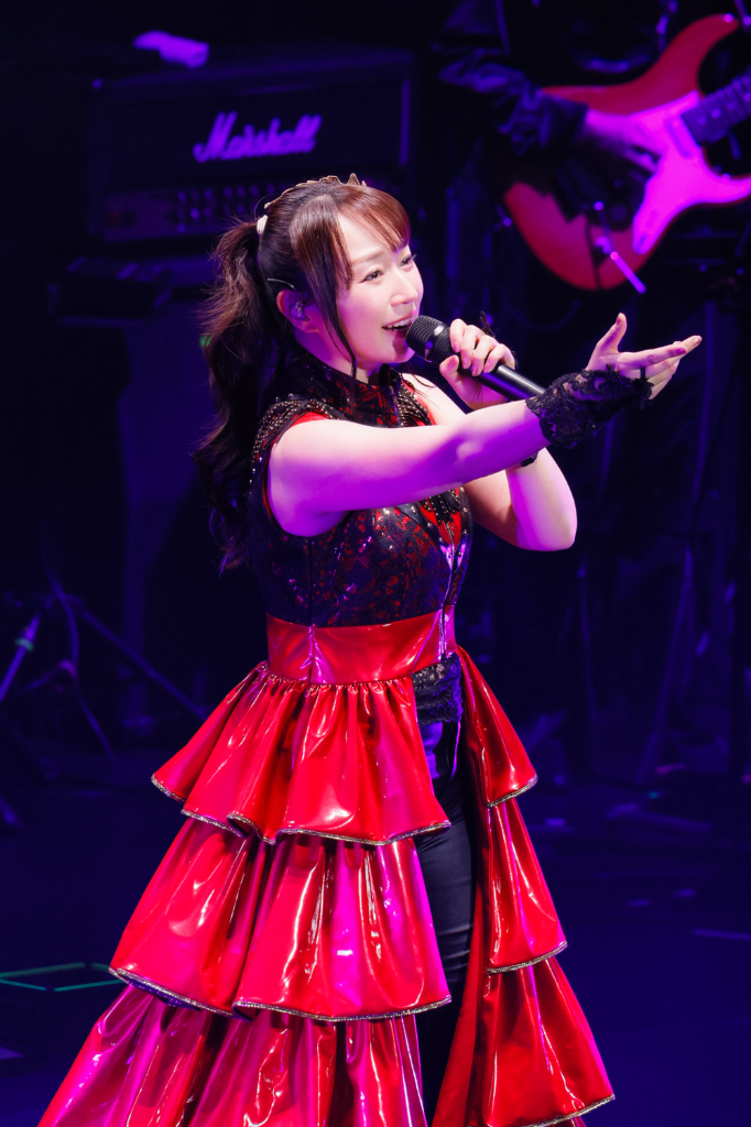 水樹奈奈回來了！7年半後開唱　唱動畫《WHITE ALBUM》主題曲憶父親惹哭全場