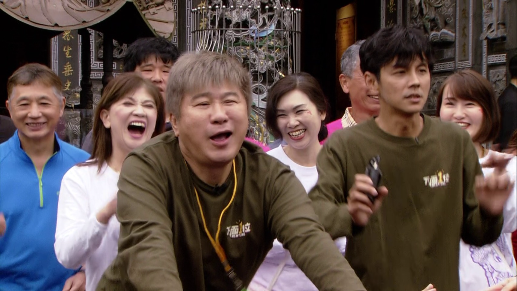 《綜藝大集合》桃園慈護宮錄影！胡瓜慘摔鞋子飛出去　董至成接力「代打」來回替換笑翻