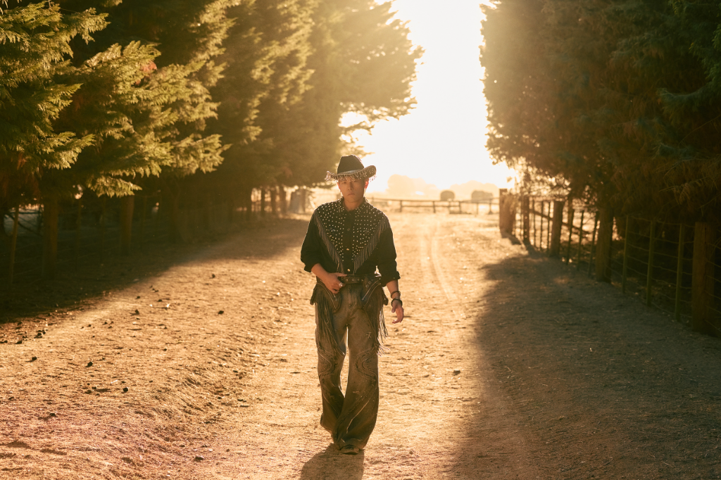 周杰倫總點擊數超過3327萬次！最新MV當牛仔　邀昆凌叔叔入鏡