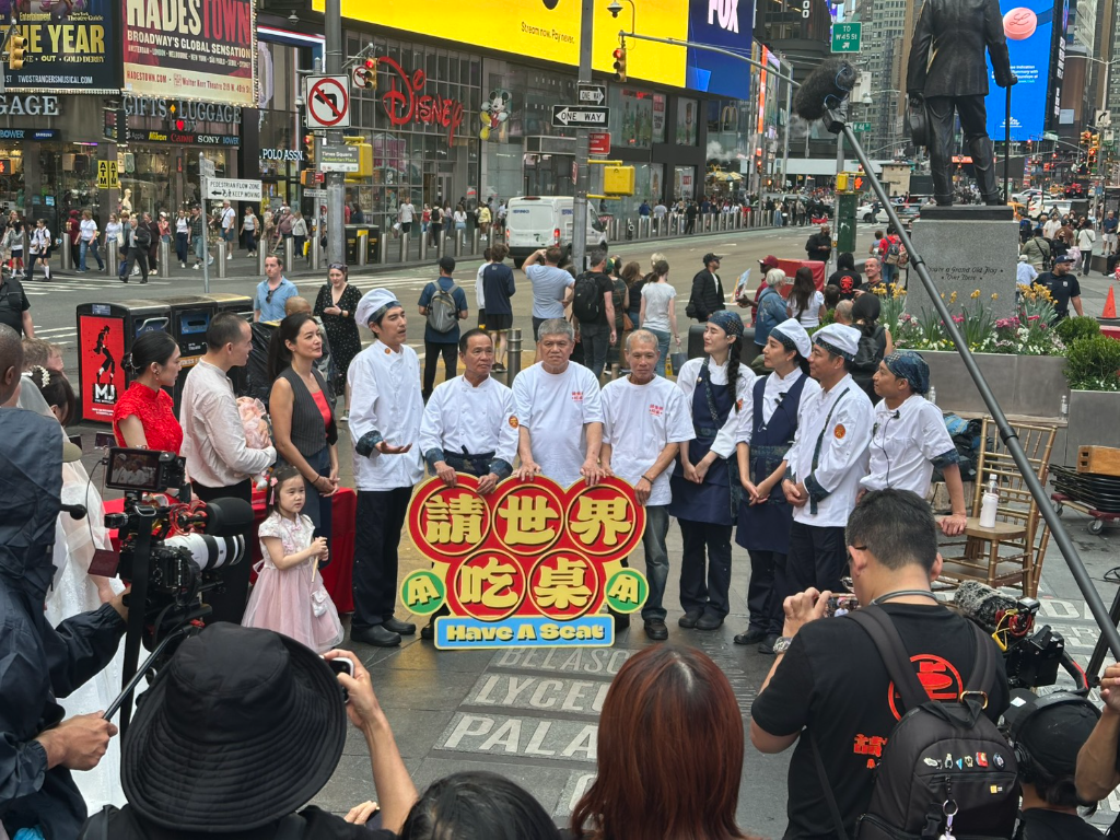 台灣辦桌登紐約時報廣場！隋棠、藍正龍創紀錄　賈永婕女兒情義相挺