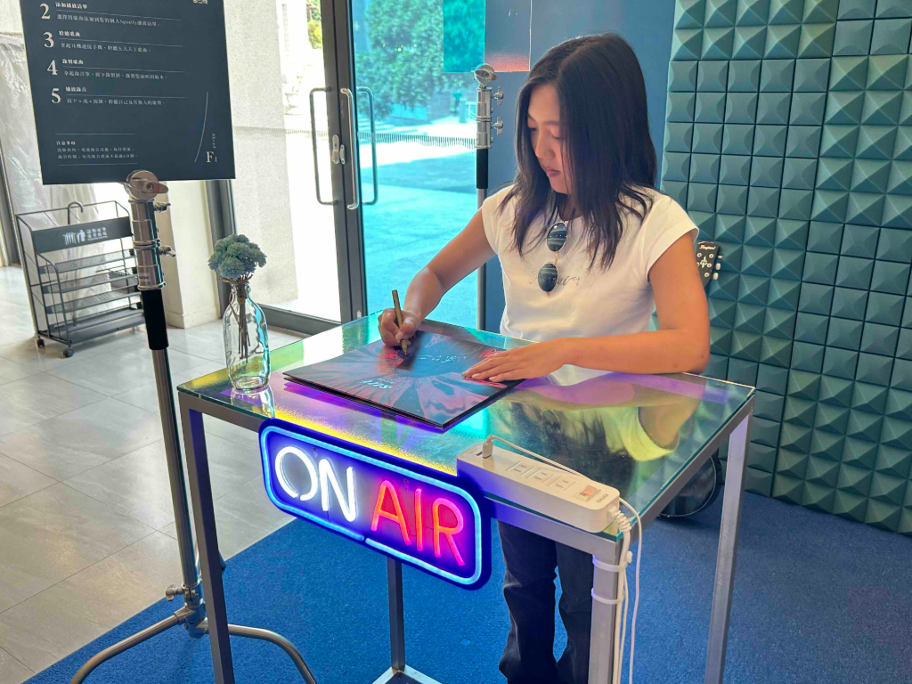 「台南女兒」李竺芯返鄉贈《Suí水》黑膠！親赴許石音樂圖書館　樂迷朝聖重點必追