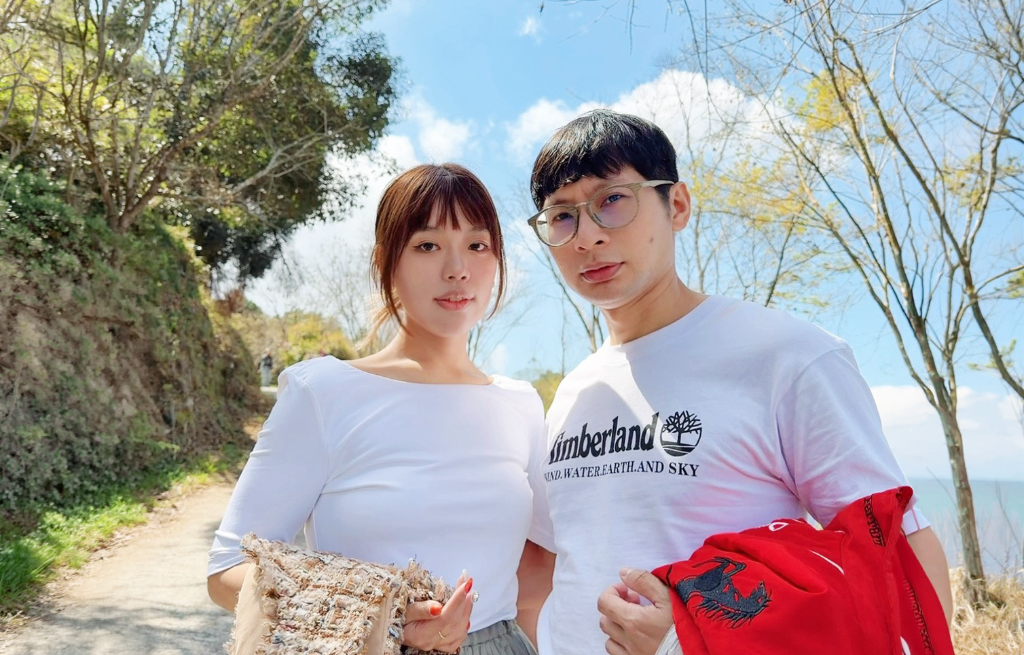 逸祥偷看辣妹失神！正牌太座探班全程目睹　笑喊：交給姐姐們教